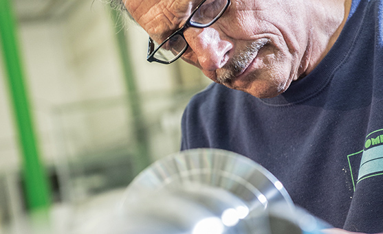 Techniker prüft Werkzeughalter